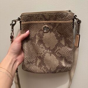 Beautiful Swingback Coach purse in excellent condition